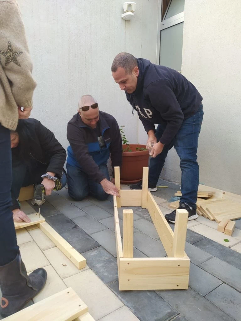 הרכבה עצמית של מסגרת הרגליים של אדנית עץ דגם "בייסיק" עם מברגה