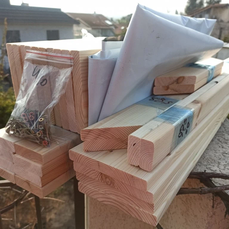 ערכת בנייה של אדנית עץ קלאסית למרפסת — קורות עץ וברגים לפני הרכבה