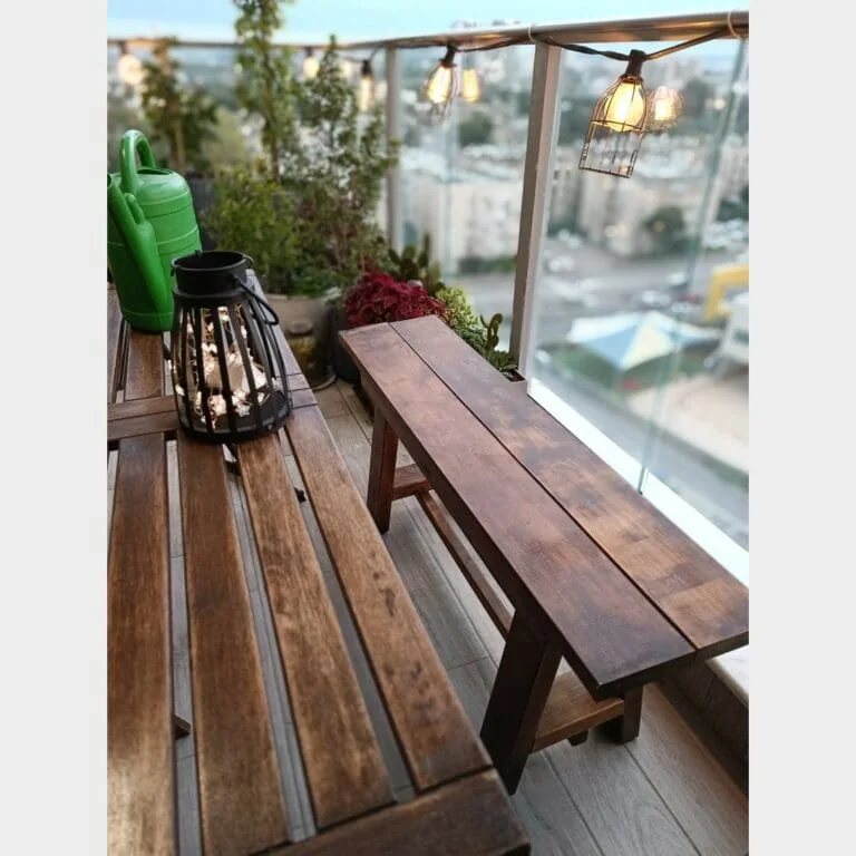 ספסל עץ ללא משענת להרכבה עצמית דגם "טל" בגוון חום כהה על מרפסת