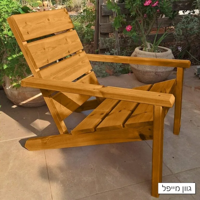כסא נוח לגינה מעץ דגם "אדירונדק" בגוון מייפל חום בהיר בגינה