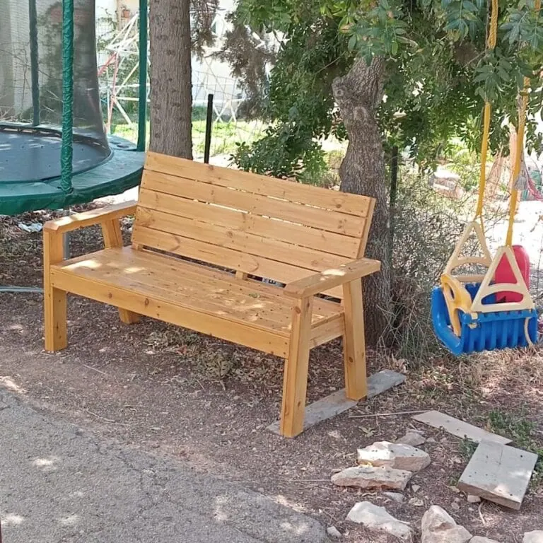 ספסל עץ עם משענת דגם "אלירן" בגוון טבעי בגינה