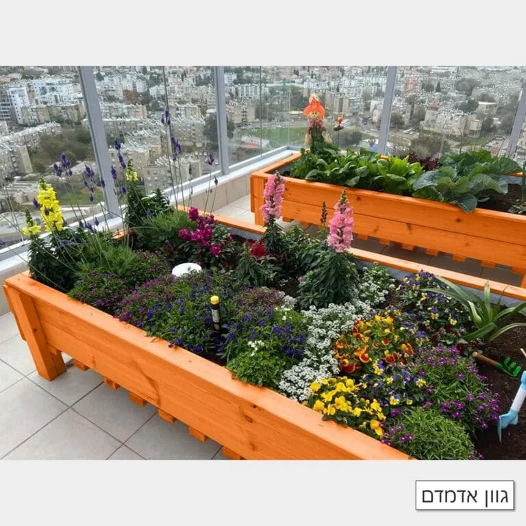 ערוגות עץ מוגבהות למרפסת שתולות בפרחים וירקות בגוון אדמדם