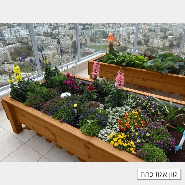 ערוגות עץ מוגבהות למרפסת שתולות בפרחים וירקות בגוון אגוז כהה