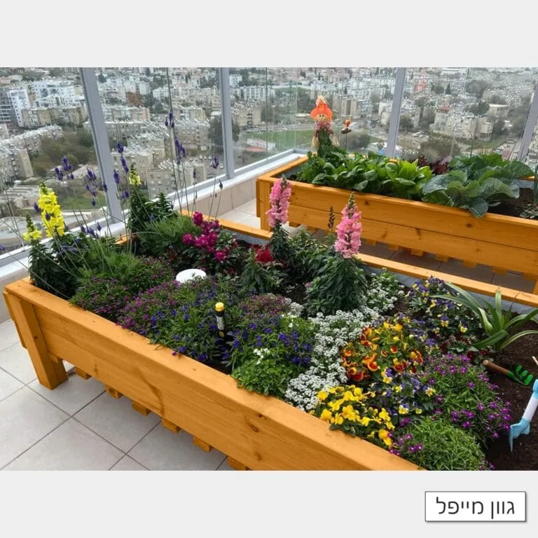 ערוגות עץ מוגבהות למרפסת שתולות בפרחים וירקות בגוון מייפל
