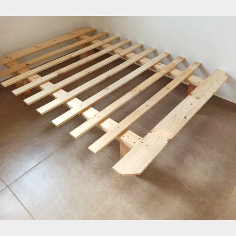 בסיס מיטה זוגית מעץ אורן דגם קלאסי, מסגרת קרשים עם שלבים ורגליים
