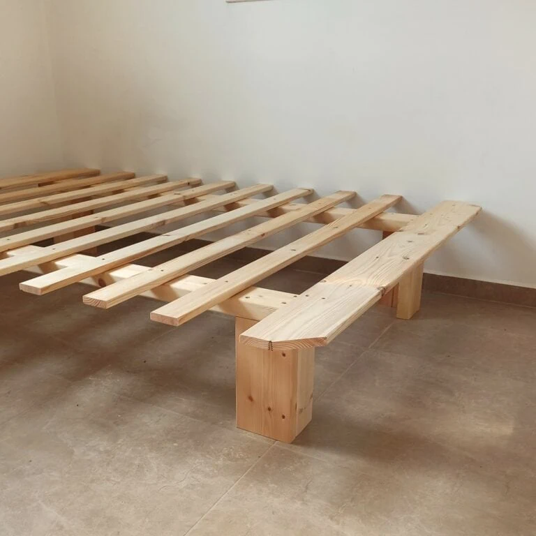 בסיס מיטה זוגית מעץ אורן דגם קלאסי, קורת היקף ורגל עץ מסיבית מרובעת