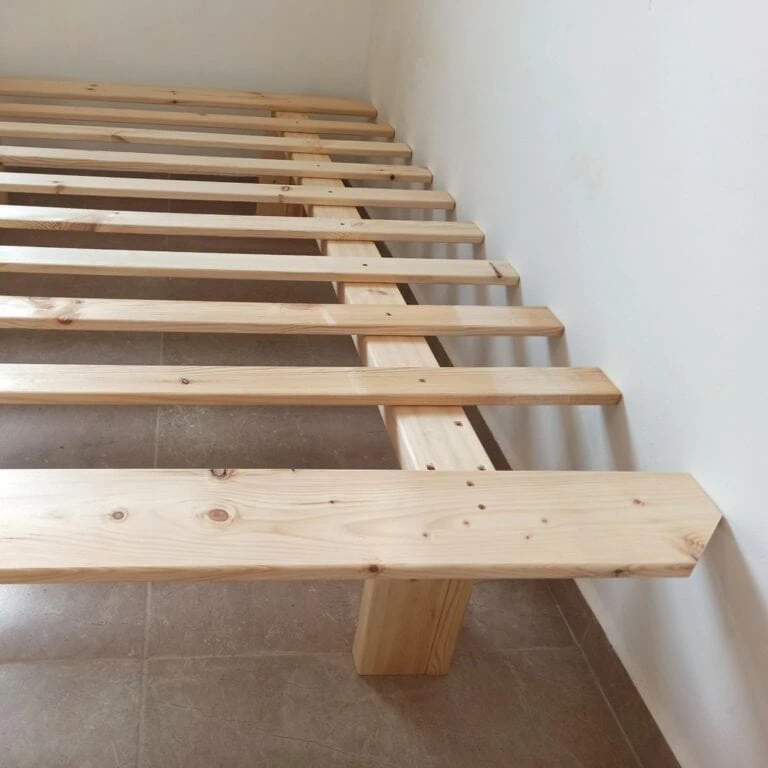 בסיס מיטה זוגית מעץ דגם קלאסי עם משטח קרשים אורכי וקורות רוחב