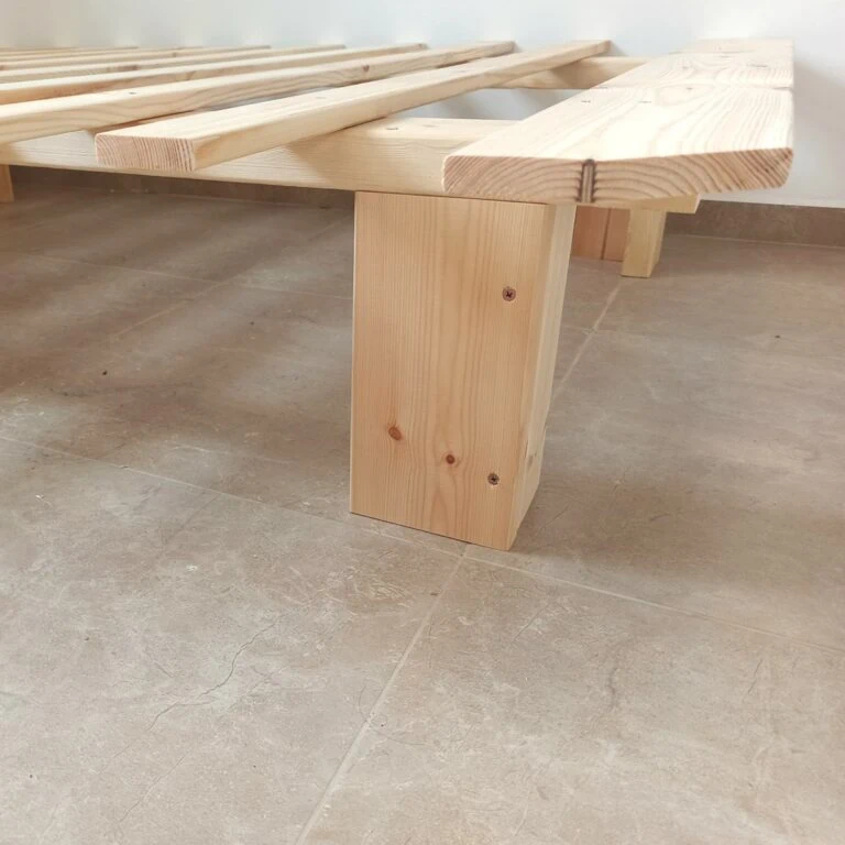 רגל מרובעת מחוברת בברגים למסגרת בסיס מיטה זוגית מעץ דגם קלאסי