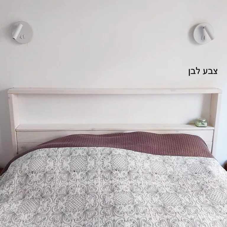 ראש מיטה מעץ בצבע לבן עם מדף דגם "ירדן", מעל מיטה זוגית