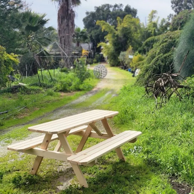 שולחן קקל פיקניק מעץ דגם נעם בחצר עם שביל עפר