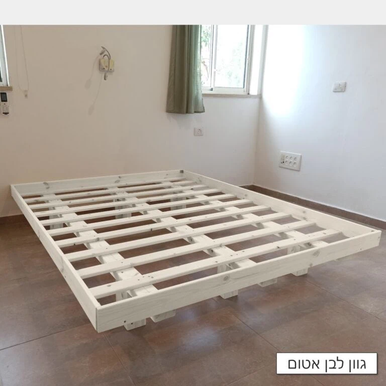 בסיס מיטה עם מסגרת דגם "לילך" מעץ בגוון לבן אטום בחדר שינה