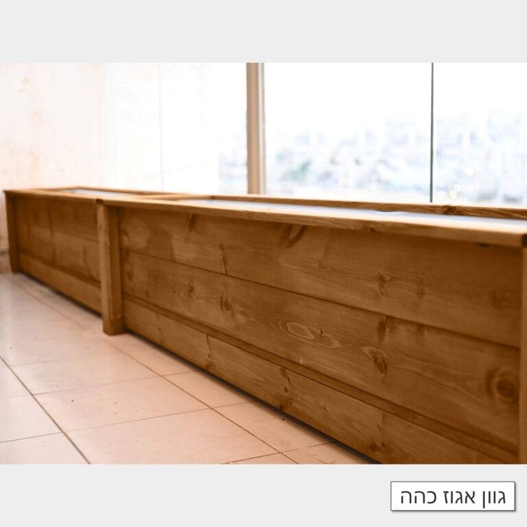 אדנית ארוכה מעץ מקיר לקיר דגם "ליאת" בגוון אגוז כהה מול חלון