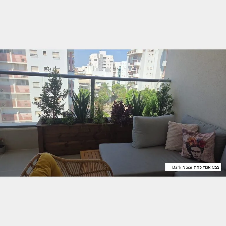 אדנית עץ ארוכה מקיר לקיר דגם "ליאת" בגוון אגוז כהה עם צמחים במרפסת