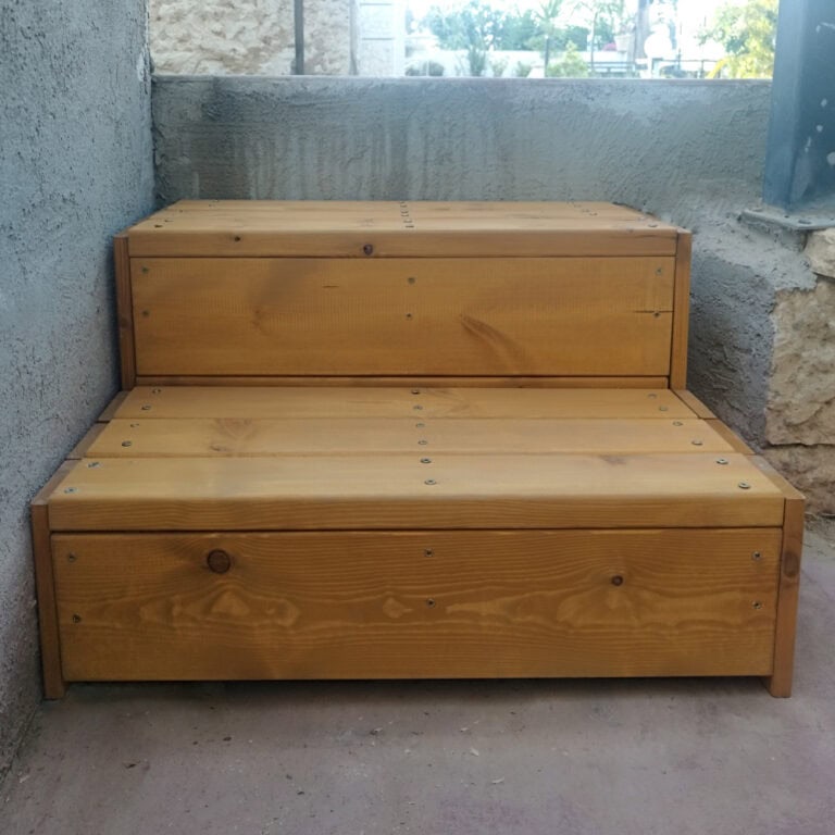 מדרגות חוץ להרכבה עצמית מעץ אורן, מבט חזיתי על שני מדרגים מותקנים בכניסה