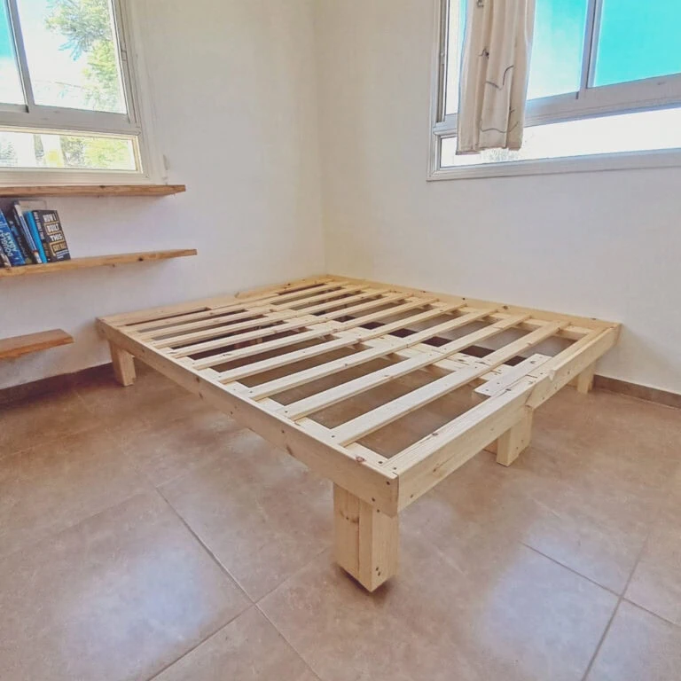 בסיס מיטה יהודית זוגית מעץ אורן עם סרגלי תמיכה בחדר