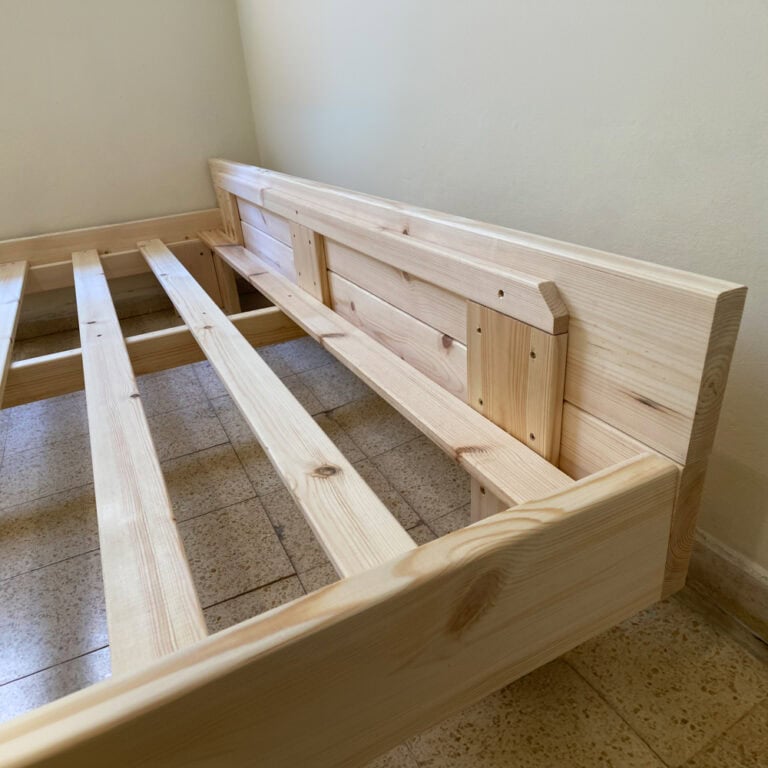 שלד מיטת אורן דגם "אלה" בהרכבה עם ראש מיטה וקרשי בסיס