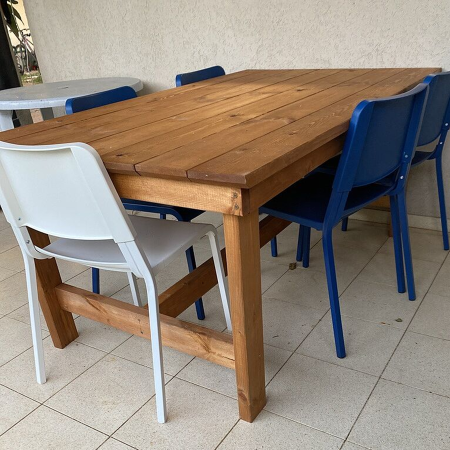 שולחן חוץ עץ להרכבה עצמית דגם נדב עם כיסאות פלסטיק כחולים ולבן