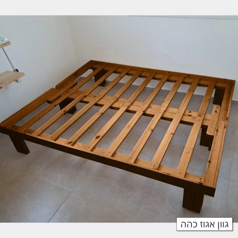בסיס מיטה יהודית מעץ מתפצלת לזוגית בגוון אגוז כהה עם רגליים