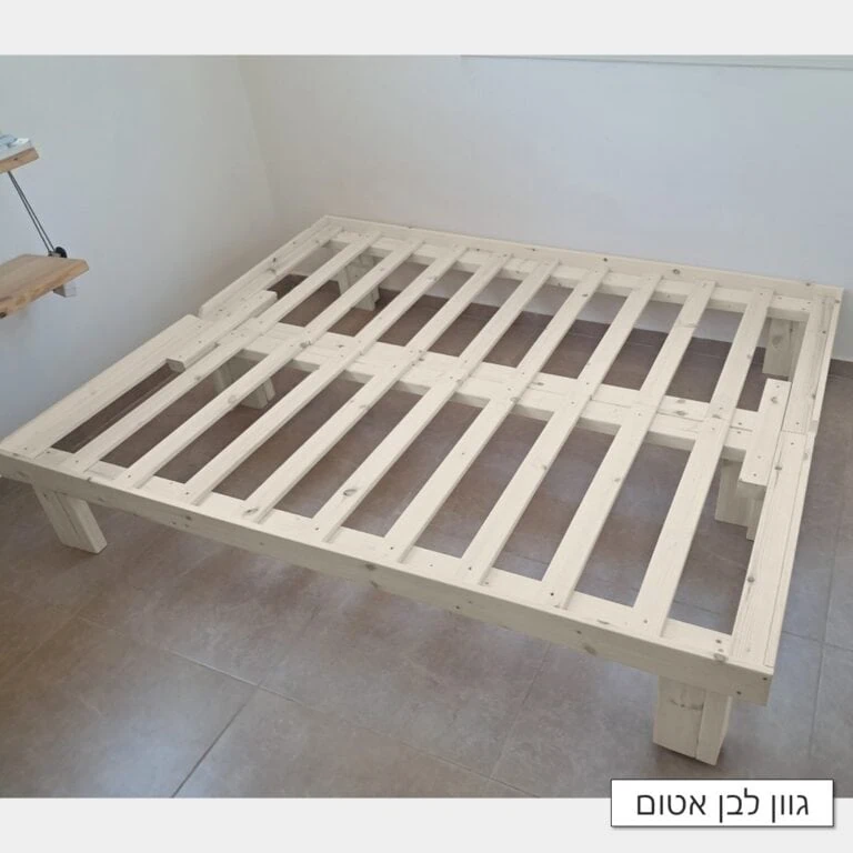 בסיס מיטה יהודית מעץ מתפצלת לזוגית בגוון לבן אטום עם רגליים