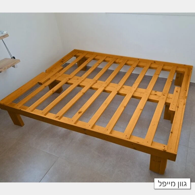 בסיס מיטה יהודית מעץ מתפצלת לזוגית בגוון מייפל חום דבש עם רגליים