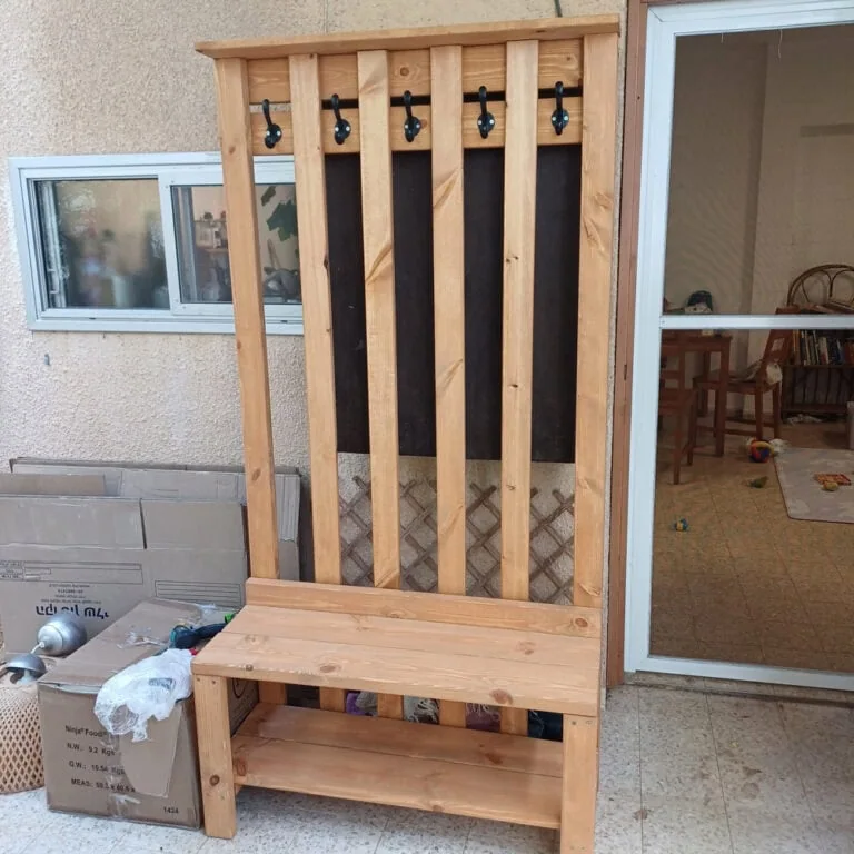 ספסל כניסה משולב מתלה דגם "דפנה" מעץ אורן עם חמישה ווי תליה