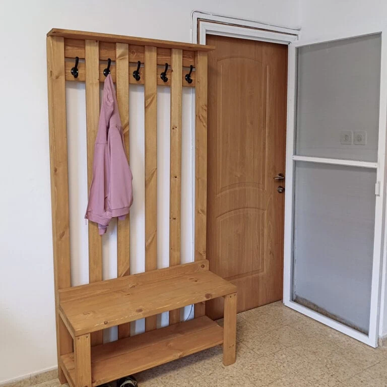 ספסל כניסה דגם "דפנה" במבט אלכסוני עם ווי תליה ומושב מעץ אורן