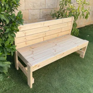 ספסל עץ עם משענת להרכבה עצמית דגם בייסיק עומד על דשא בחצר