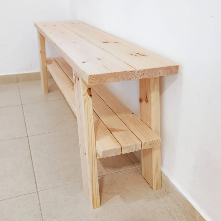 ספסל כניסה לבית דגם "מיני" מעץ אורן מזווית צד עם מדף תחתון