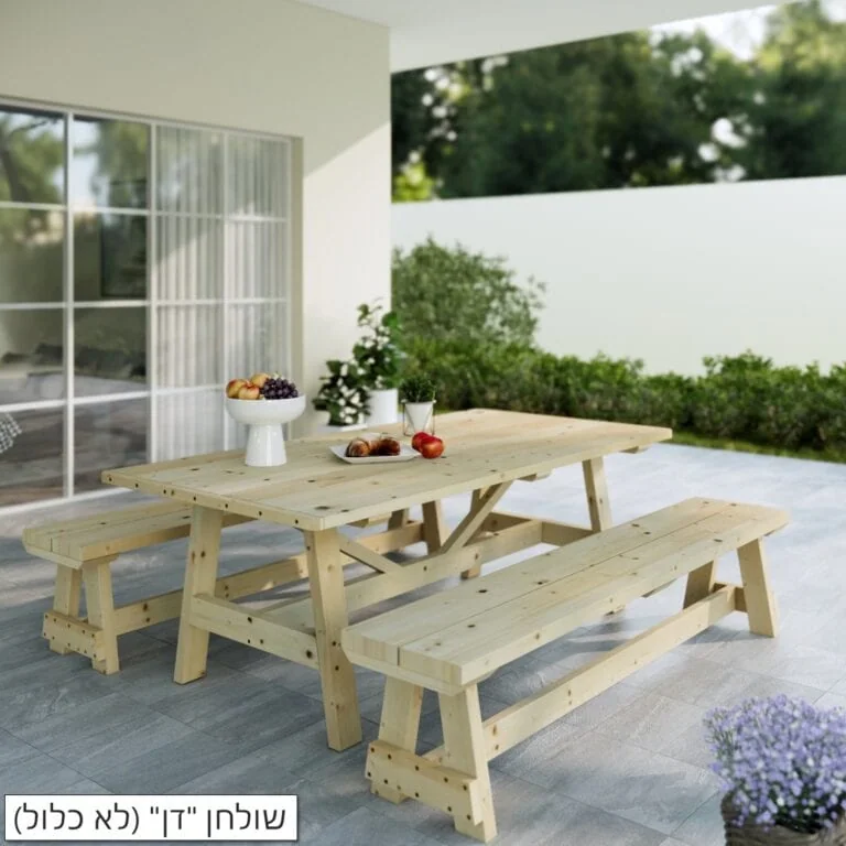 ספסל עץ חוץ דגם דורי משני צדי שולחן עץ בחצר מרוצפת