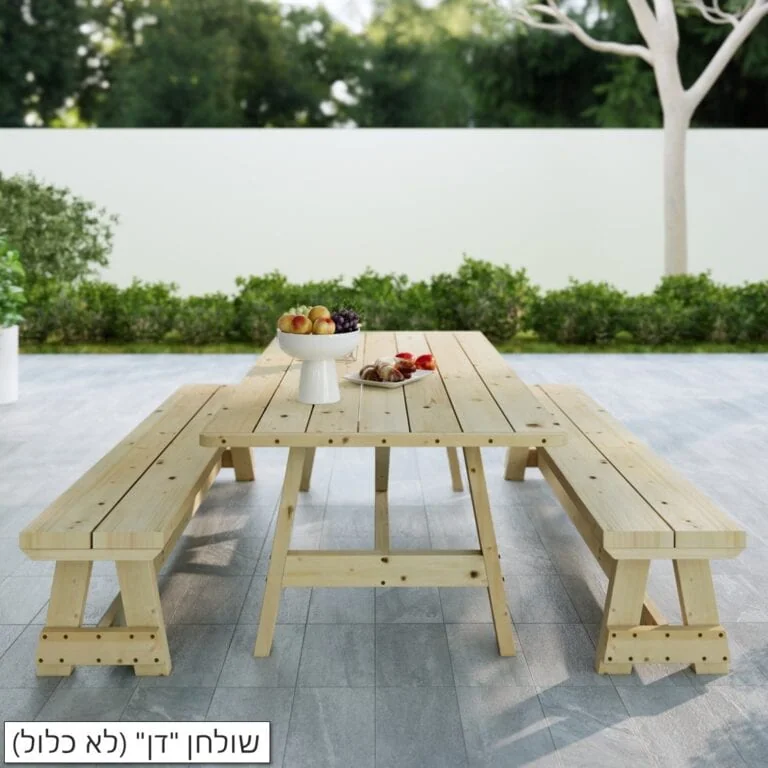 זוג ספסלי עץ חוץ דגם דורי לצד שולחן עץ בגינה