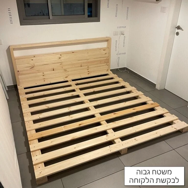 מסגרת מיטת רמון מעץ אורן עם ראש מיטה ולוחות בסיס חשופים