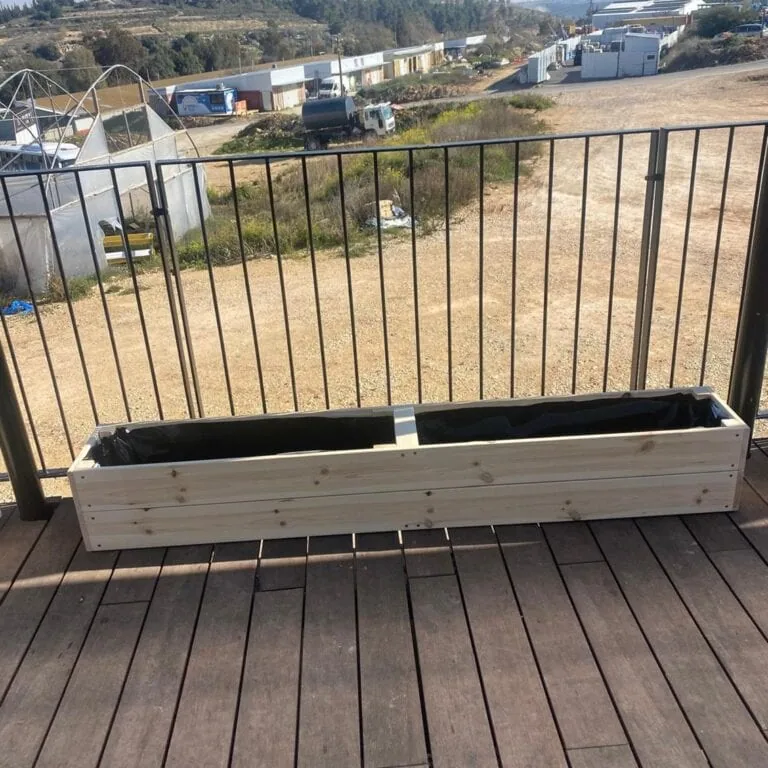 אדנית עץ ארוכה דגם נתנאל מרופדת יריעה צמודה למעקה מרפסת