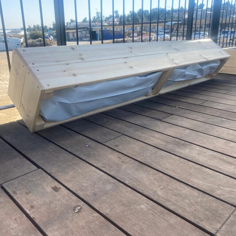 אדנית עץ דגם נתנאל מוטה על דק חושפת תחתית פתוחה ללא בסיס