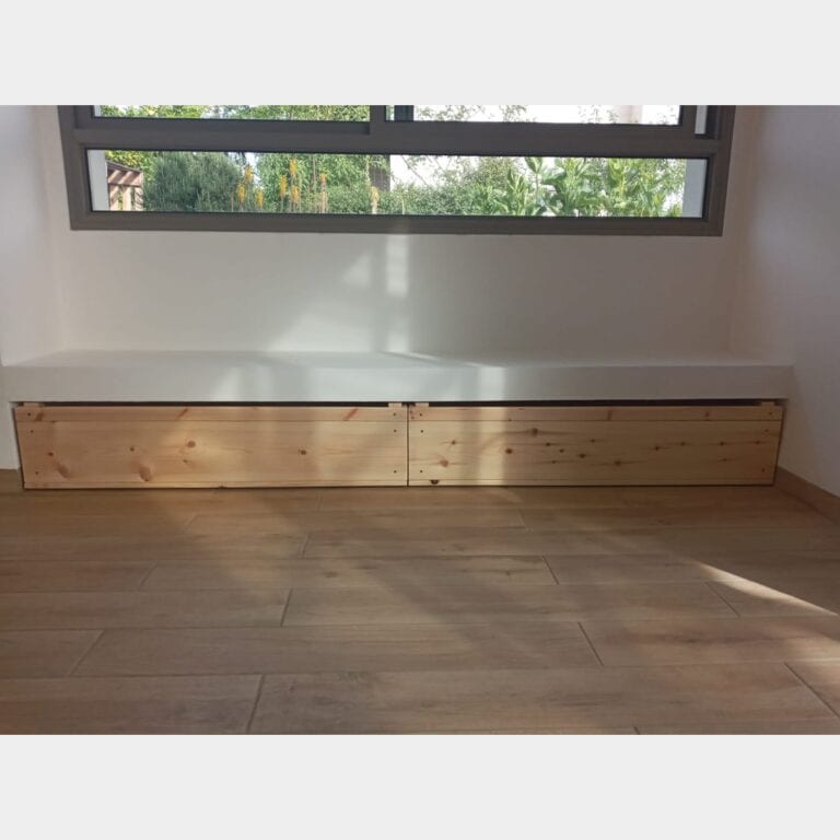 שני ארגזי אחסון מעץ לפי מידה משולבים מתחת לספסל מתחת לחלון