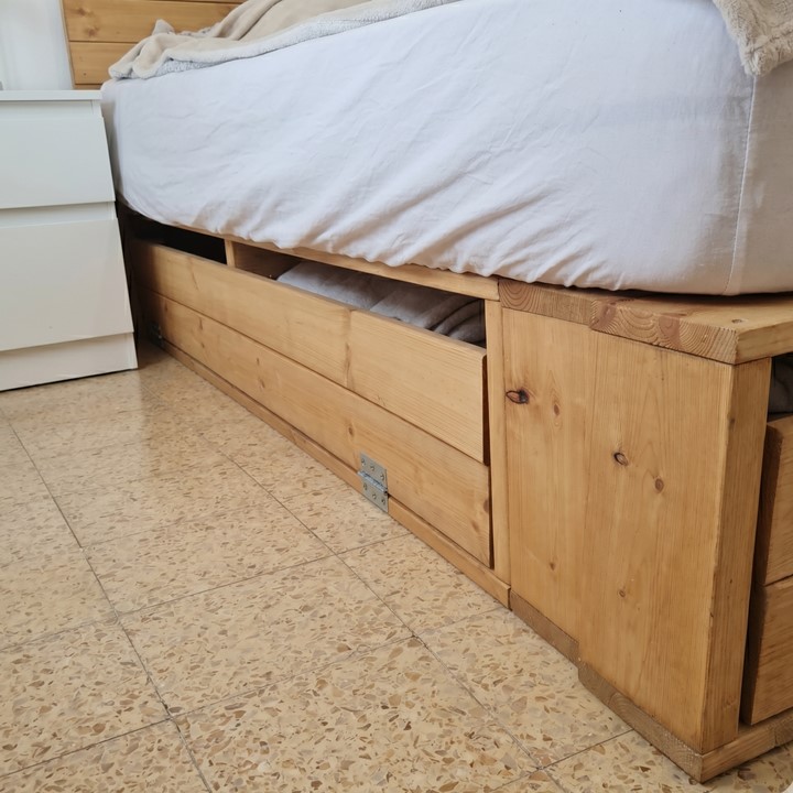 מיטת אחסון מעץ אורן דגם "טטאמי" עם מגירות ותא פתוח מתחת למזרן